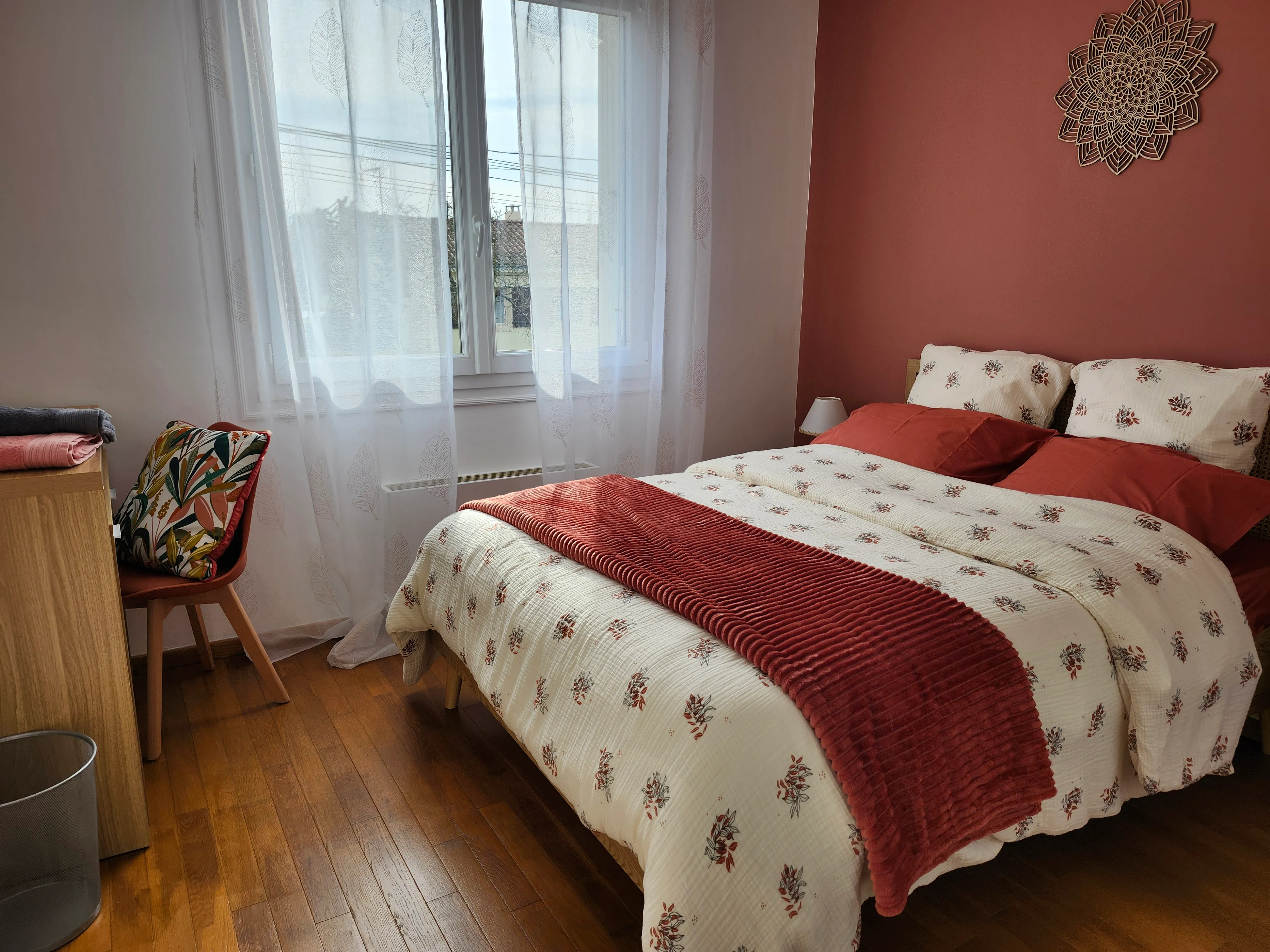 Chambre Terracotta du gîte de Mellonia : mur terracotta, lit double et parquet