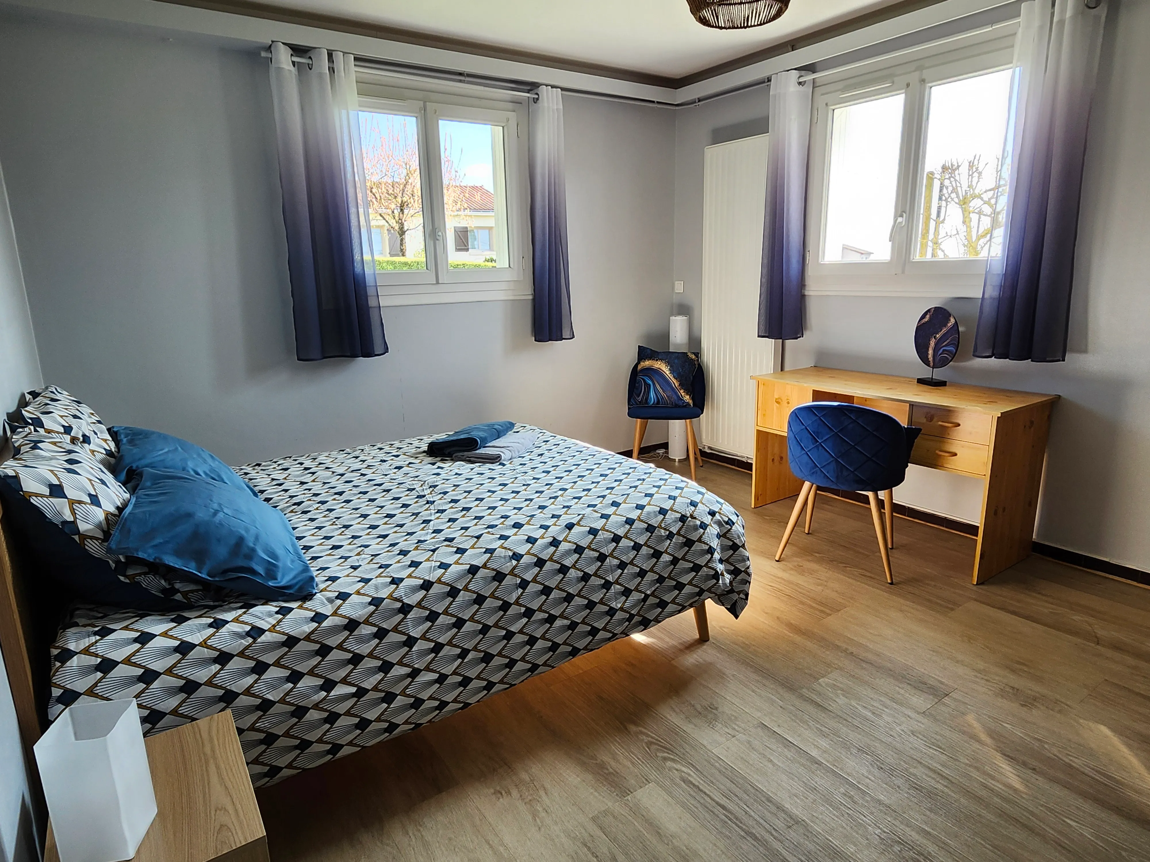 Chambre Bleu navy du gîte de Mellonia : lit double, bureau et deux fenêtres lumineuses