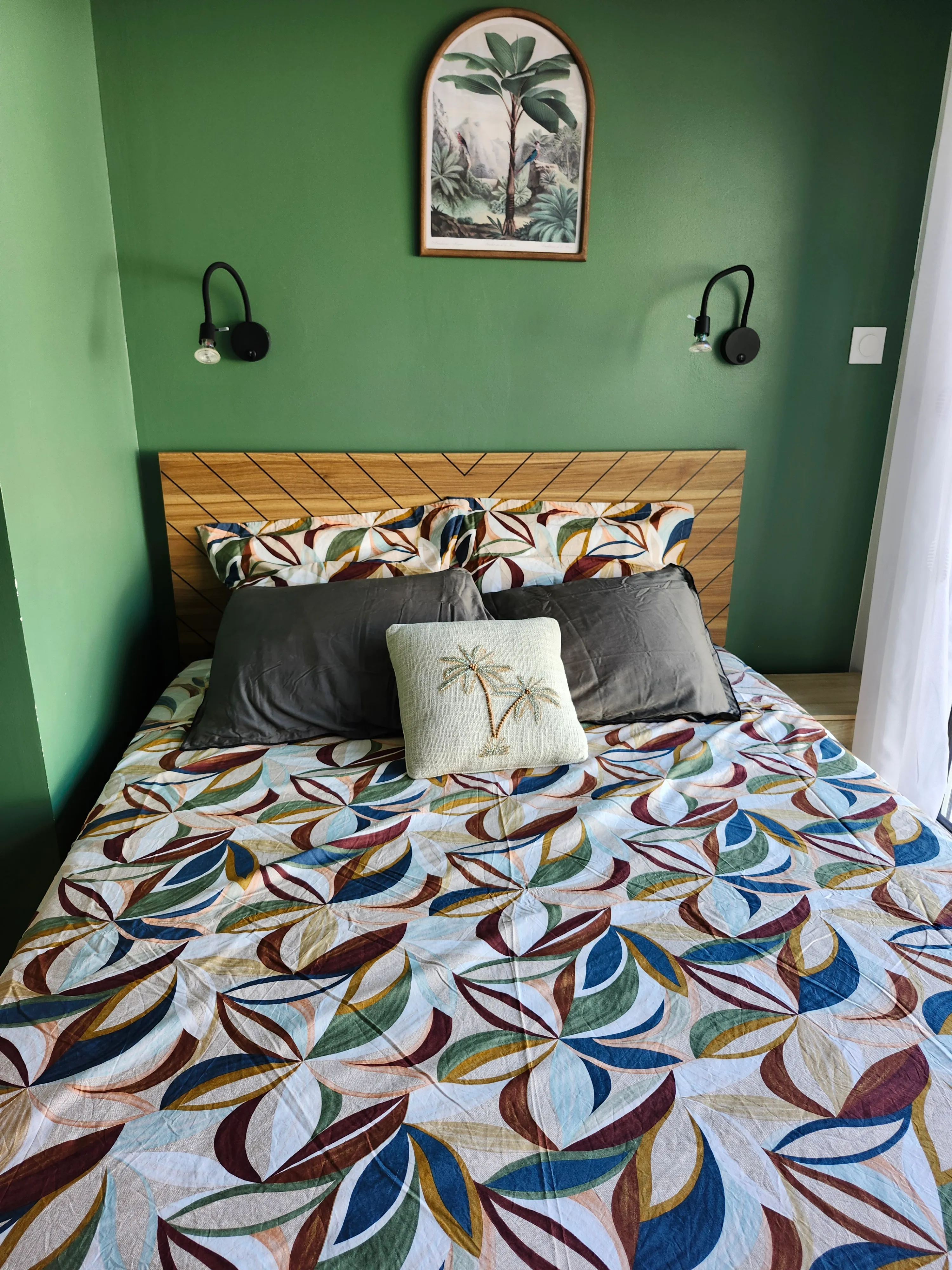 Chambre Vert jungle : lit double et parure à feuillages