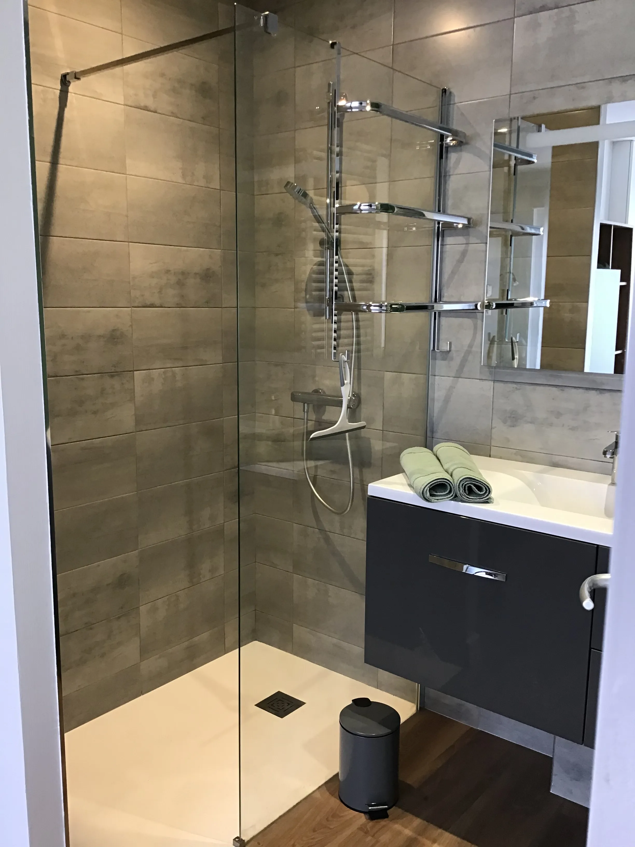 Salle d’eau avec douche à l’italienne du gîte de Mellonia