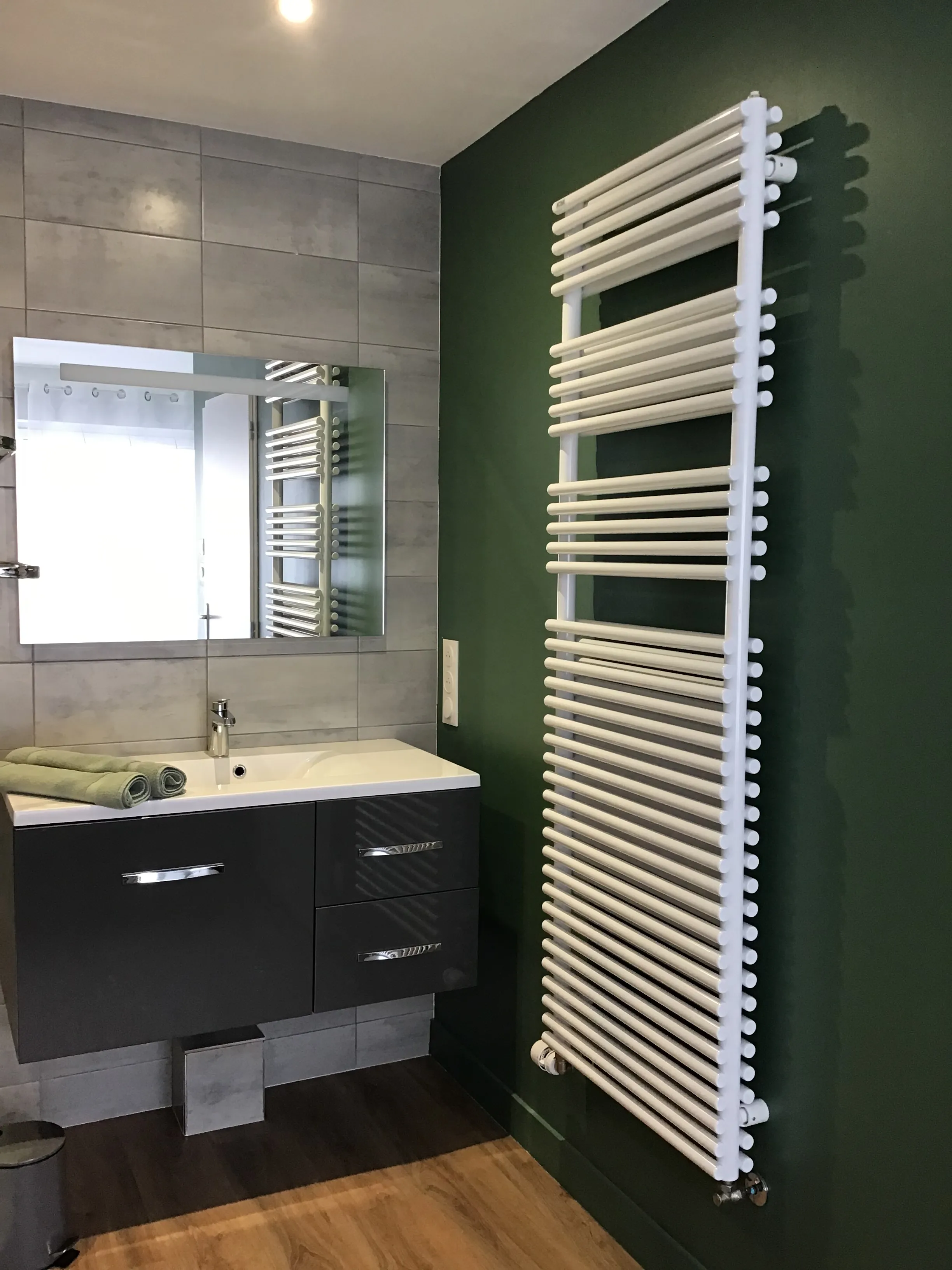 Salle d’eau du gîte : vasque, miroir et grand sèche-serviettes