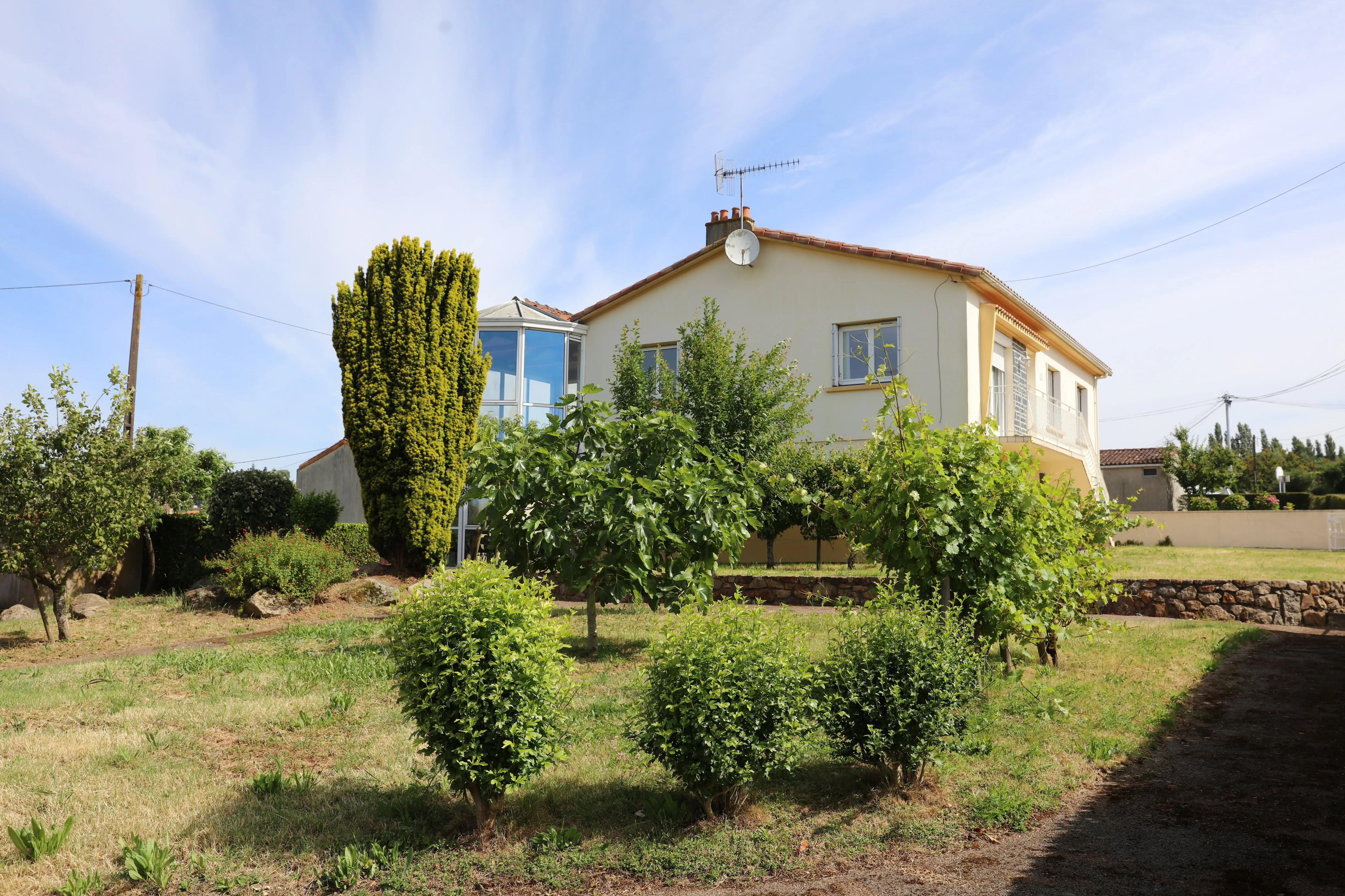 Le gîte de Mellonia à Pouzauges vu depuis le jardin