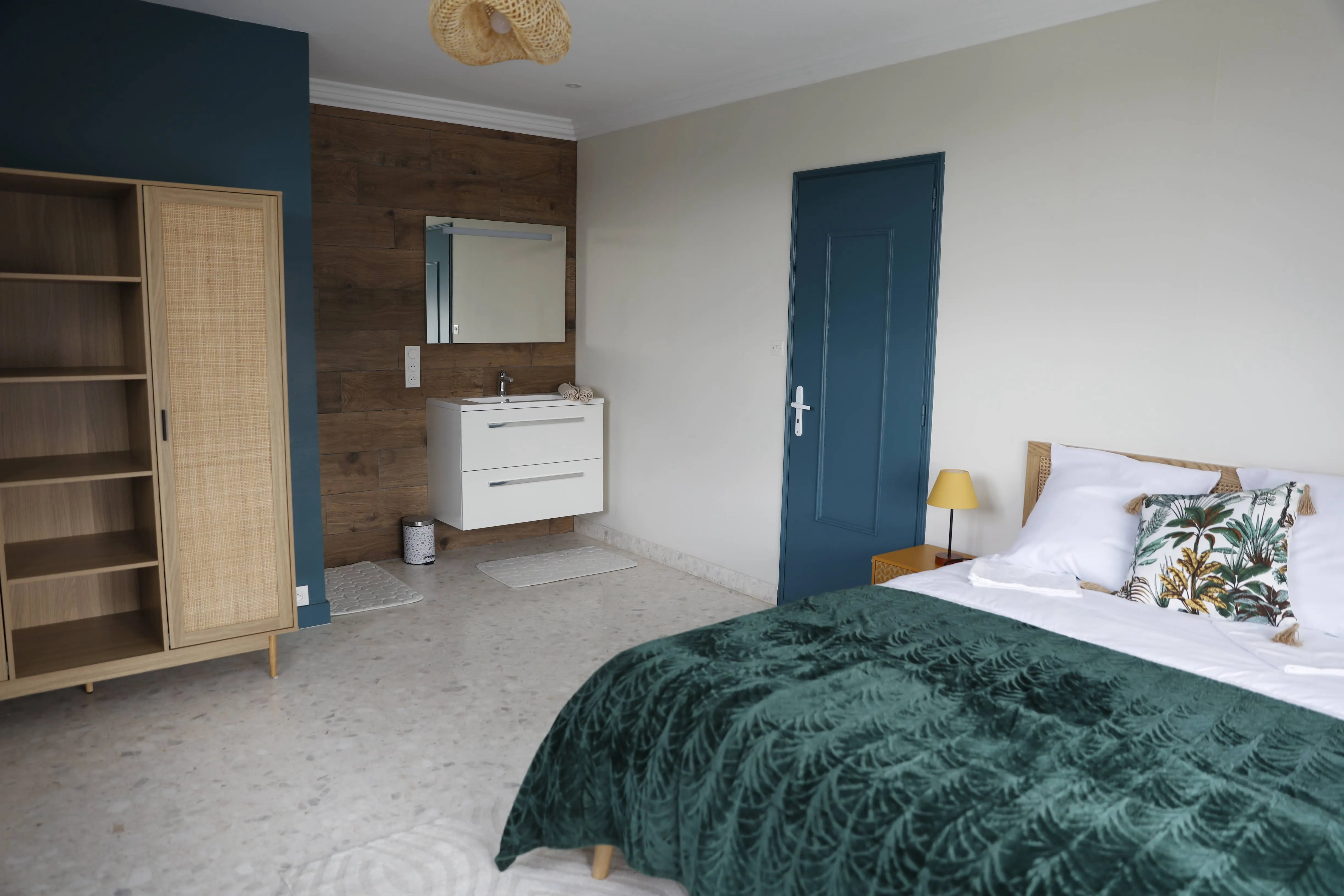 Salle de bain privative de la chambre Céladon : meuble vasque et miroir